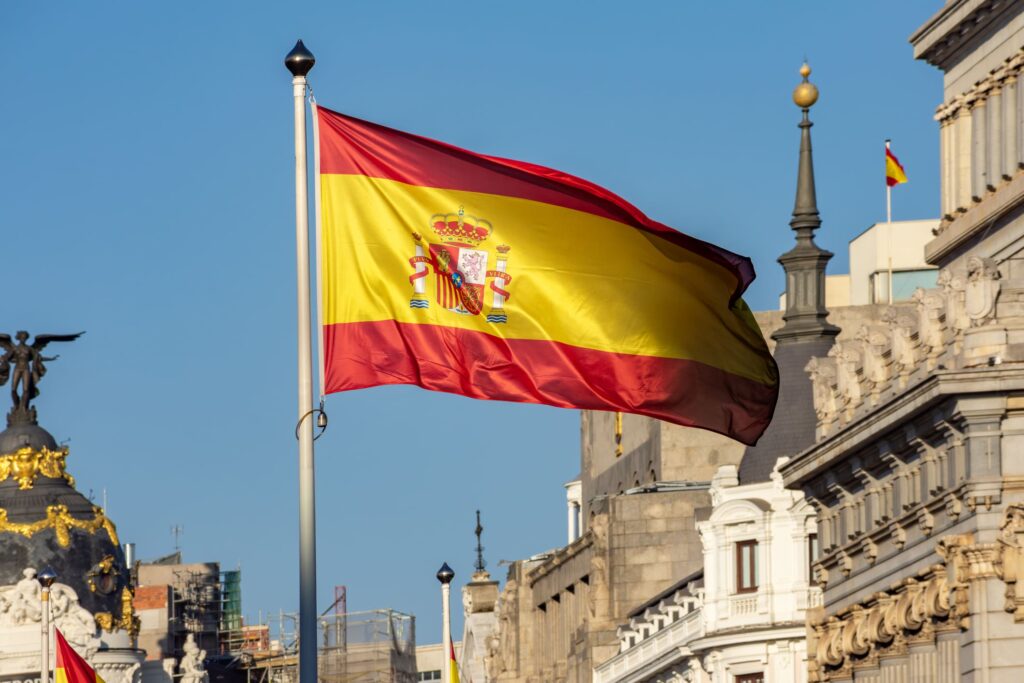 Bandera de españa ondeando